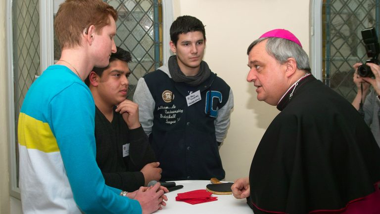 2012_eroeffnung_josefstag_wiesemann_jugendberufshilfe Jugendbischof Wiesemann im Gespräch mit Jugendlichen