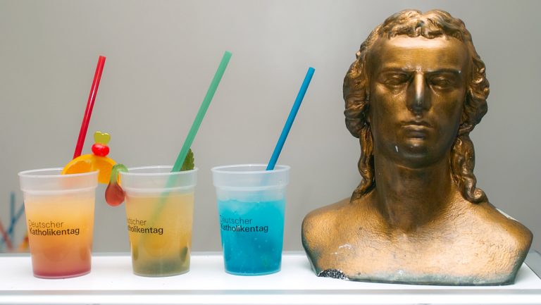 katholikentag-cocktails-lounge Cocktailauswahl der S_chiller Lounge mit Schiller Büste