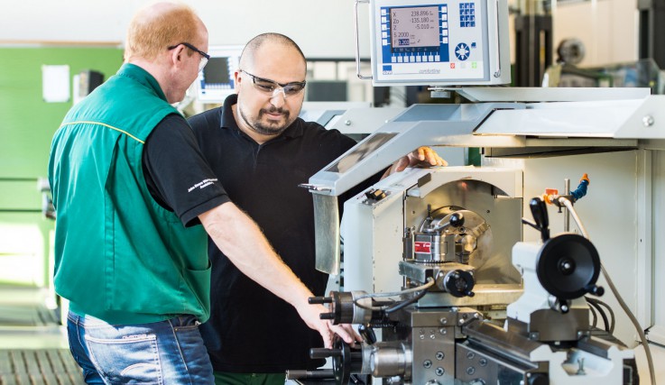 Ausbilder Wolfgang Kondrusas und Mathias Heidenreich in der John Deere Lehrwerkstatt