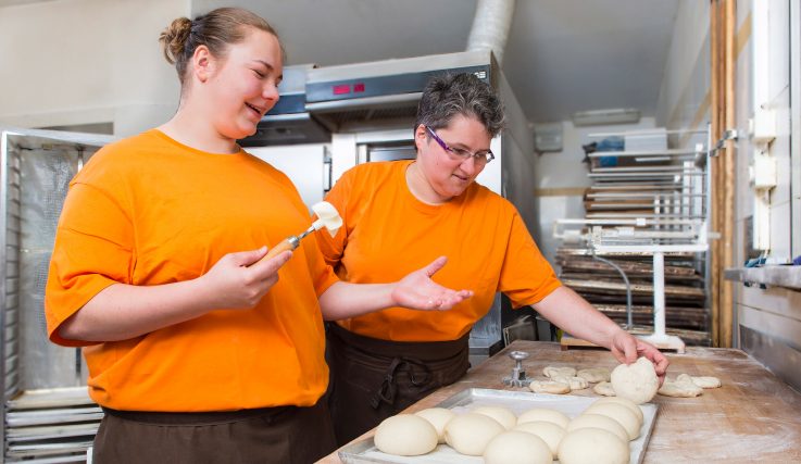 Backen von Brötchen in der Bäckerei Kuhtz