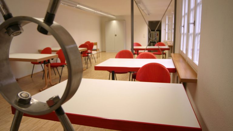 Kleiner, heller Klassenraum im Förderband Blick in einen hellen Klassenraum im Förderband
