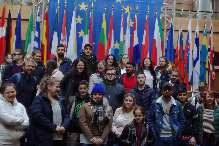 Gruppenfoto beim Besuch des EU Parlaments