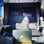 Strandkorb mit Laptop, Telefon und Kaffee