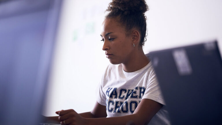 Girls-Hacker-School Jugendliche am Laptop