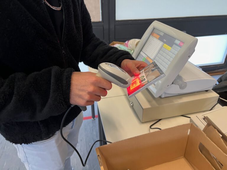 abenteuer_kasse Jugendlicher erprobt sich an einer Supermarktkasse