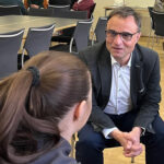 Dekan Jung im Gespräch mit einer Mutter